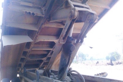 MITSUBISHI FUSO FN527 TURBO 220 HP 6D16 TF 3109 สิบล้อดั๊มพ์ 2 เพลา กระบะดั๊มพ์เหล็ก 12 ตันของ KAC โคราชสภาพดีพื้นไม่บุบไม่ผุพร้อมบรรทุกได้เลยครับ เครื่องยนต์เดิมๆแรงดีไม่เยิ้ม ภายในเก๋งคอนโซลสวยครบ แอร์เย็น พวงมาลัยเพาเวอร์ ระบบเบรคทริ๊ปฟี้ครบครัน ช่วงล่