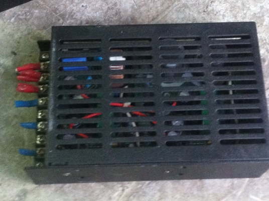 หม้อแปลงไฟสวิทช์ชิ่งยี่ห้อ DHM  ขนาดOUTPUT มีตั้งแต่ 15 V. 4 A. แบ่งให้ข่องละ 2 A.