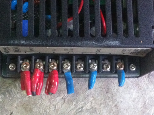 หม้อแปลงไฟสวิทช์ชิ่งยี่ห้อ DHM  ขนาดOUTPUT มีตั้งแต่ 15 V. 4 A. แบ่งให้ข่องละ 2 A.