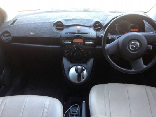 Mazda2 4ประตู  ปี13  ออโต้  ตัวรองTOP