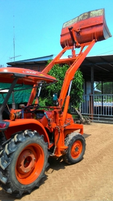 ขายรถไถ KUBOTA L3008 พร้อมบุ้งกี๋ ยกได้สูง 3.50 เมตร ราคา 295,000 อ.แกลง จ.ระยอง สอบถาม 0818618678