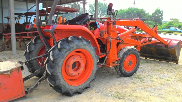 ขายรถไถ KUBOTA L3008 พร้อมบุ้งกี๋ ยกได้สูง 3.50 เมตร ราคา 295,000 อ.แกลง จ.ระยอง สอบถาม 0818618678