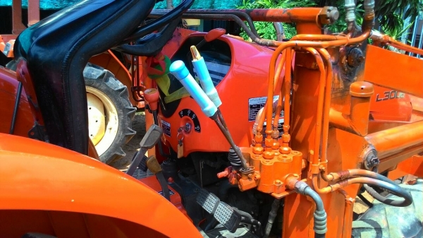 ขายรถไถ KUBOTA L3008 พร้อมบุ้งกี๋ ยกได้สูง 3.50 เมตร ราคา 295,000 อ.แกลง จ.ระยอง สอบถาม 0818618678