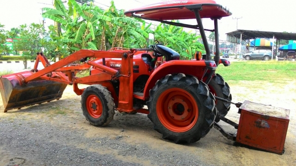 ขายรถไถ KUBOTA L3008 พร้อมบุ้งกี๋ ยกได้สูง 3.50 เมตร ราคา 295,000 อ.แกลง จ.ระยอง สอบถาม 0818618678