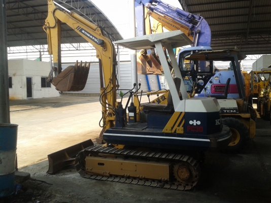 ต้องการขายรถขุดยี่ห้อ komatsu-pc30-5 รถนอกนำเข้าจากญี่ปุ่น