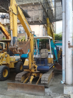 ต้องการขายรถขุดยี่ห้อ komatsu-pc30-5 รถนอกนำเข้าจากญี่ปุ่น