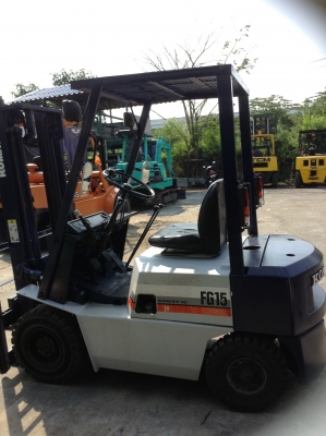 +++ ขายโฟล์คลิฟท์  KOMATSU FG15-14  ขนาด 1.5  ตัน  (รถนอก พร้อมใช้)  เครื่องยนต์เบนซิน   เสา  3  เมตร  เกียร์ธรรมดา  งา 1,070  มม.  ยางตันใหม่ 4 เส้นครับ