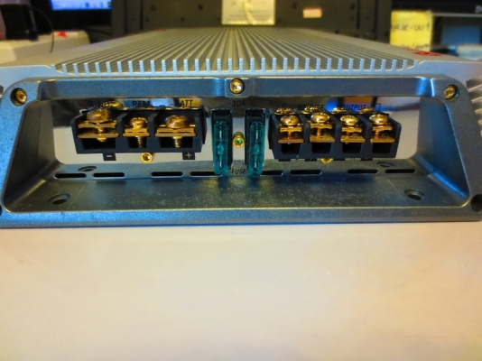 4. ขายเพาเวอร์แอมป์ติดรถยนต์ 220 วัตต์ ใส่ลำโพงได้ 2 ตัว เหมาะขับเบส