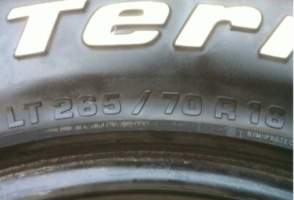 ยาง BF Goodrich 265/70/16 ปี09 2เส้น