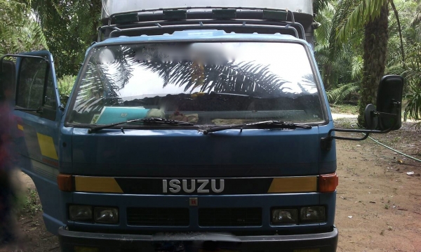 รถอีซุซุ 6 ล้อ รั้ว NPR เปลื่ยนเครื่อง 110  แรงม้า ปี 35.   สนใจติดต่อ 081 - 6079515