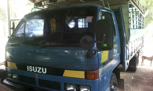 รถอีซุซุ 6 ล้อ รั้ว NPR เปลื่ยนเครื่อง 110  แรงม้า ปี 35.   สนใจติดต่อ 081 - 6079515