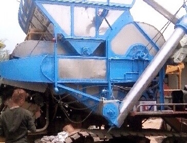 ขายด่วน รถเกี่ยวข้าวสุรชัยการช่าง รถสภาพดีสวยมากพร้อมทำงานได้เลยครับ เครื่องยนต์ 290 HP EP100 เทอร์โบ อุ้มซ้ายปรับระดับ 2.5 ตัน ปั๊มไดกิ้นเบอร์ 22 มอเตอร์ปั่นหน้าของ PC200 ช่วงล่างใหญ่ของ PC200 สภาพแน่นดีพร้อมใช้งานได้เลยครับ ราคาต่อรองได้ครับ