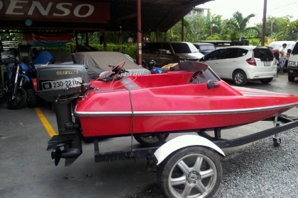 ขาย เรือไฟเบอร์ทรงสปอร์ต พร้อมเครื่อง SUZUKI 20 แรง + เทเลอร์พร้อมใช้ ขนาด 11 ฟุต ราคา 95,000