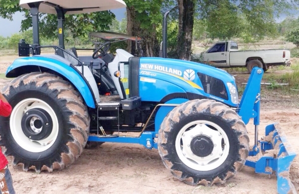 FORD NEW HOLLAND - TD5.100 รถไถ 2 เพลา 98 แรง สวยจัดรอบคันไม่มีช้ำ ใช้งานแค่ 300 ชม. อุปกรณ์ครบ มีใบมีดดันหน้า,ผานพรวน 6 สภาพดีเหมือนใหม่ เครื่องยนต์ 4 สูบ 98 แรง เครื่องแน่นกำลังแรงสุดๆครับ ระบบเกียร์ 12x12 เดินหน้าถอยหลังใช้งานคล่องตัวทำงานได้เร็วทันใจม