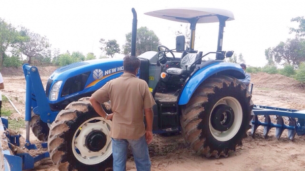 FORD NEW HOLLAND - TD5.100 รถไถ 2 เพลา 98 แรง สวยจัดรอบคันไม่มีช้ำ ใช้งานแค่ 300 ชม. อุปกรณ์ครบ มีใบมีดดันหน้า,ผานพรวน 6 สภาพดีเหมือนใหม่ เครื่องยนต์ 4 สูบ 98 แรง เครื่องแน่นกำลังแรงสุดๆครับ ระบบเกียร์ 12x12 เดินหน้าถอยหลังใช้งานคล่องตัวทำงานได้เร็วทันใจม
