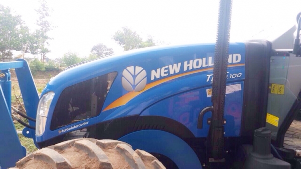FORD NEW HOLLAND - TD5.100 รถไถ 2 เพลา 98 แรง สวยจัดรอบคันไม่มีช้ำ ใช้งานแค่ 300 ชม. อุปกรณ์ครบ มีใบมีดดันหน้า,ผานพรวน 6 สภาพดีเหมือนใหม่ เครื่องยนต์ 4 สูบ 98 แรง เครื่องแน่นกำลังแรงสุดๆครับ ระบบเกียร์ 12x12 เดินหน้าถอยหลังใช้งานคล่องตัวทำงานได้เร็วทันใจม