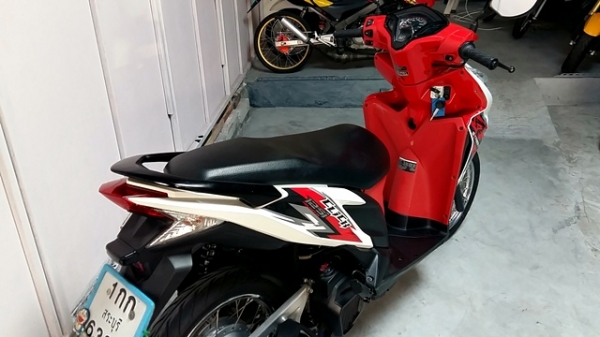 CLICK 125 i  ลายสตีท สีขาวแดง รถเดือน มกราคม ปี 57 ไมล์ 4 พันโล แถม 2 รายการ 29900