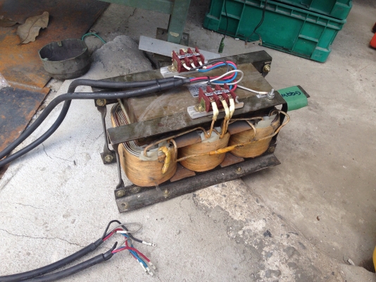 ขายหม้อแปลงไฟฟ้า เข้า 380V ออก 220V รับแรงดัน 7 Kva 3สาย สภาพดี พร้อมใช้งาน ขายหม้อแปลงไฟฟ้า เข้า 380V ออก 220V รับแรงดัน 7 Kva 3สาย สภาพดี พร้อมใช้งาน