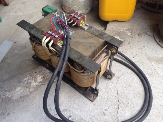 ขายหม้อแปลงไฟฟ้า เข้า 380V ออก 220V รับแรงดัน 7 Kva 3สาย สภาพดี พร้อมใช้งาน ขายหม้อแปลงไฟฟ้า เข้า 380V ออก 220V รับแรงดัน 7 Kva 3สาย สภาพดี พร้อมใช้งาน