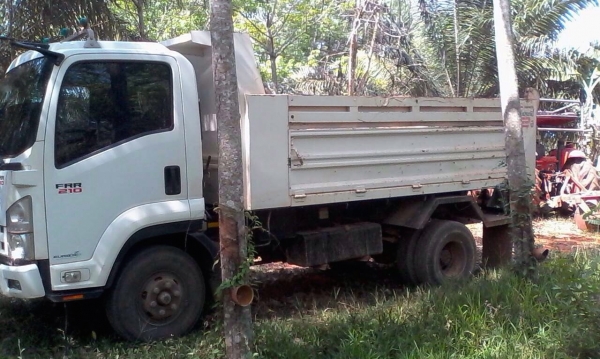 รถอีซูซุ 6 ล้อดั้ม FRR  210 แรงม้า. ปี 54     ( รถวิ่ง 3x,xxx กม. )    สนใจติดต่อ  081 - 6079515