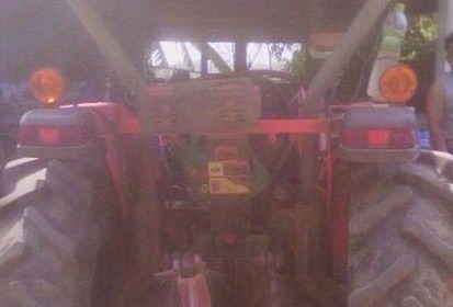 KUBOTA L4508 - 2 เพลา รถสภาพดีสวยพร้อมใช้งานได้เลยครับ ทำงาน 2,300 ชม. อุปกรณ์ มีใบดันหน้า โรตารี่ติดตั้งครบพร้อมใช้งาน เครื่องแรงดีไม่เยิ้ม ระบบเกียร์เดินหน้าถอยหลังไม่มีปัญหา หางยกได้ดีปกติครับ ช่วงล่างแน่นยางสภาพดีประมาณ 60\% พร้อมใช้งาน เอกสารทะเบียนคร