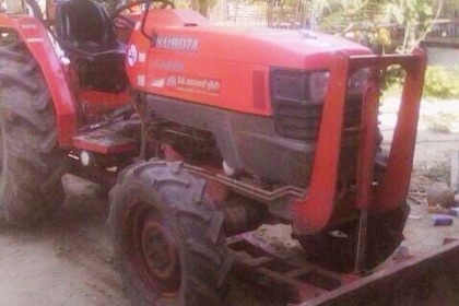 KUBOTA L4508 - 2 เพลา รถสภาพดีสวยพร้อมใช้งานได้เลยครับ ทำงาน 2,300 ชม. อุปกรณ์ มีใบดันหน้า โรตารี่ติดตั้งครบพร้อมใช้งาน เครื่องแรงดีไม่เยิ้ม ระบบเกียร์เดินหน้าถอยหลังไม่มีปัญหา หางยกได้ดีปกติครับ ช่วงล่างแน่นยางสภาพดีประมาณ 60\% พร้อมใช้งาน เอกสารทะเบียนคร