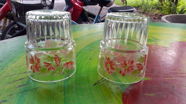 แก้วลายดอกไม้ ตูดจีบหนา ตรามงกุฎ มี 2 ใบ ขายคู่ละ 140