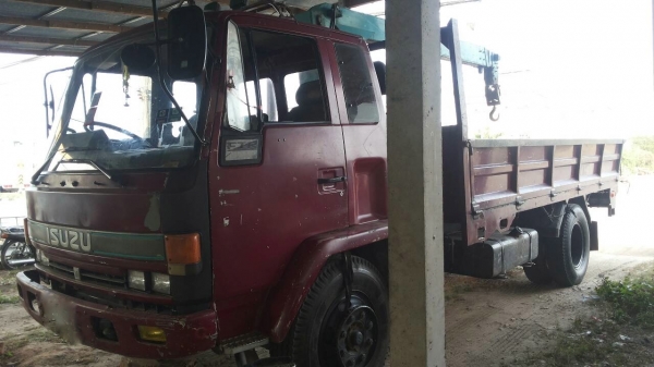 รถอีซูซุ 6 ล้อ ติดเครน 3 ตัน. FTR  195 แรงม้า.  ปี 38    สนใจติดต่อ  081 - 6079515