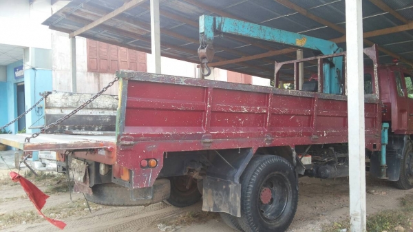 รถอีซูซุ 6 ล้อ ติดเครน 3 ตัน. FTR  195 แรงม้า.  ปี 38    สนใจติดต่อ  081 - 6079515