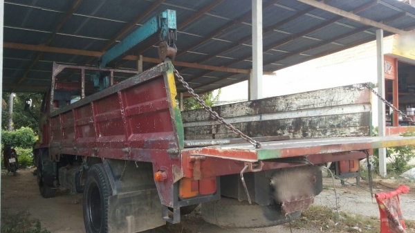 รถอีซูซุ 6 ล้อ ติดเครน 3 ตัน. FTR  195 แรงม้า.  ปี 38    สนใจติดต่อ  081 - 6079515