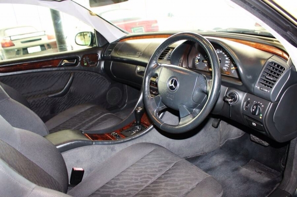 Merced Benz CLK 200 sport coupe สภาพเดิมทั้งคัน ภายในใหม่เอี่ยม อุปกรณ์ทุกอย่างอยู่ครบๆ แม็ก BARBUS BLOCK 5 18 แท้ เหมาะสำหรับผู้ที่ชอบความ คลาสสิค หรูรา เดิมๆ บอกได้เลยว่าราคานี้กับสภาพแบบนี้ไม่ต้องไปหา ราคาเพียง 699,000 ต่ำสุดในตลาด มีคันเดี๋ยวไม่มีอีกแ