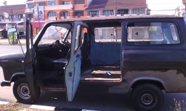 รถตู้โบราณ รุ่นใหญ่  ฟอร์ด ทรานซิสท์ ปี 1973