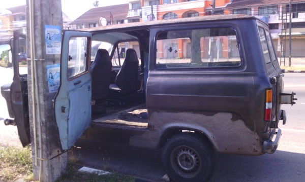 รถตู้โบราณ รุ่นใหญ่  ฟอร์ด ทรานซิสท์ ปี 1973