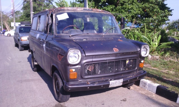 รถตู้โบราณ รุ่นใหญ่  ฟอร์ด ทรานซิสท์ ปี 1973