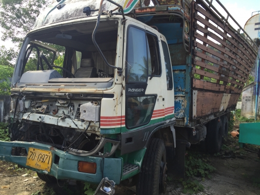 10ล้อเพลาเดียว185แรง..ไปจูบมาชนหน้า..เก็บซ่อมได้.ขายตามสภาพ เล่มพร้อม...