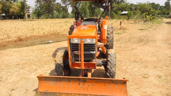 ขายรถไถคูโบต้าL 4508 di ใบมีดดันหน้ารถพร้อมใช้งานครับ