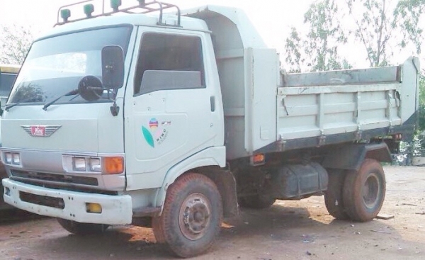 HINO KM 500 - 120 HP WO4D หกล้อดั๊มพ์ กระบะดั๊มพ์เหล็ก 4 ตันความยาว 3.60 เมตรสภาพดีสวยพร้อมบรรทุกได้เลย เครื่องยนต์แรงดีแห้งดีไม่เยิ้ม หัวเก๋งวางใหม่สวยๆภายในเก๋งคอนโซลครบพร้อม พวงมาลัยธรรมดา ช่วงล่างแน่นดีคัชซีไม่มีแตกบวม คานหน้า 6 น็อตติด F หน้าหลังครบ