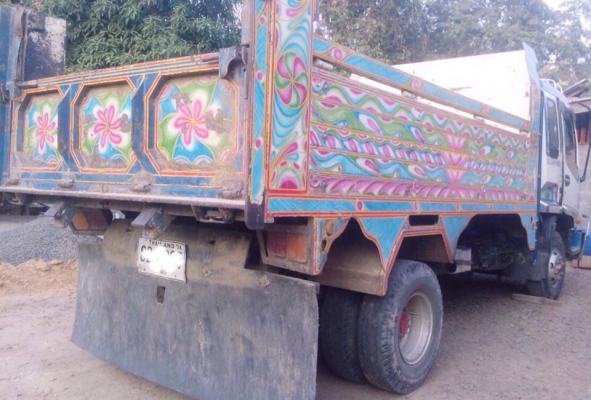 ISUZU DECA 195 HP 6HE1 หกล้อดั๊มพ์ กระบะดั๊มพ์มิเนียม 5 ตันความยาว 3.60 เมตรสภาพสวยพร้อมบรรทุกหนักได้เลยครับ เครื่องยนต์แน่นดีแรงดีมากครับ ภายในเก๋งคอนโซลสวยครบ แอนเย็น พวงมาลัยเพาเวอร์ ระบบเบรคทริ๊ปฟี้ครบครัน ช่วงล่างแน่นดี ยาง 8.25 ขอบ 16 สภาพดี 75\% พร้