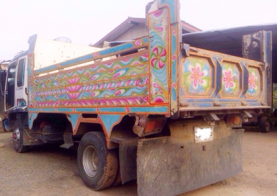 ISUZU DECA 195 HP 6HE1 หกล้อดั๊มพ์ กระบะดั๊มพ์มิเนียม 5 ตันความยาว 3.60 เมตรสภาพสวยพร้อมบรรทุกหนักได้เลยครับ เครื่องยนต์แน่นดีแรงดีมากครับ ภายในเก๋งคอนโซลสวยครบ แอนเย็น พวงมาลัยเพาเวอร์ ระบบเบรคทริ๊ปฟี้ครบครัน ช่วงล่างแน่นดี ยาง 8.25 ขอบ 16 สภาพดี 75\% พร้