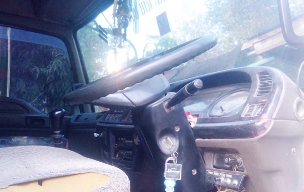 ISUZU DECA 195 HP 6HE1 หกล้อดั๊มพ์ กระบะดั๊มพ์มิเนียม 5 ตันความยาว 3.60 เมตรสภาพสวยพร้อมบรรทุกหนักได้เลยครับ เครื่องยนต์แน่นดีแรงดีมากครับ ภายในเก๋งคอนโซลสวยครบ แอนเย็น พวงมาลัยเพาเวอร์ ระบบเบรคทริ๊ปฟี้ครบครัน ช่วงล่างแน่นดี ยาง 8.25 ขอบ 16 สภาพดี 75\% พร้