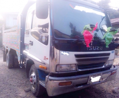 ISUZU DECA 195 HP 6HE1 หกล้อดั๊มพ์ กระบะดั๊มพ์มิเนียม 5 ตันความยาว 3.60 เมตรสภาพสวยพร้อมบรรทุกหนักได้เลยครับ เครื่องยนต์แน่นดีแรงดีมากครับ ภายในเก๋งคอนโซลสวยครบ แอนเย็น พวงมาลัยเพาเวอร์ ระบบเบรคทริ๊ปฟี้ครบครัน ช่วงล่างแน่นดี ยาง 8.25 ขอบ 16 สภาพดี 75\% พร้