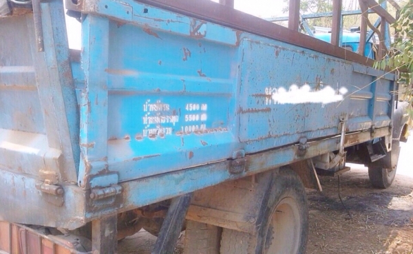 ISUZU TX 165 HP 6BD1 รถบรรทุกหกล้อหัวยาว กระบะคอกเหล็กความยาว 5 เมตรสภาพดีไม่มีผุเลยครับพร้อมบรรทุกได้เลย เครื่องยนต์แรงดีไม่เยิ้ม หัวเก๋งประตูเหล็กเดิมๆไม่มีผุภายในเก๋งคอนโซลครบ พวงมาลัยธรรมดา ช่วงล่างใหญ่เดิมๆคัชซีสวยมาก ยาง 9.00 ขอบ 20 สภาพดีประมาณ 60\%