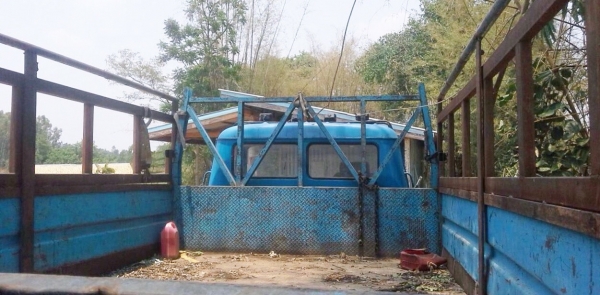 ISUZU TX 165 HP 6BD1 รถบรรทุกหกล้อหัวยาว กระบะคอกเหล็กความยาว 5 เมตรสภาพดีไม่มีผุเลยครับพร้อมบรรทุกได้เลย เครื่องยนต์แรงดีไม่เยิ้ม หัวเก๋งประตูเหล็กเดิมๆไม่มีผุภายในเก๋งคอนโซลครบ พวงมาลัยธรรมดา ช่วงล่างใหญ่เดิมๆคัชซีสวยมาก ยาง 9.00 ขอบ 20 สภาพดีประมาณ 60\%