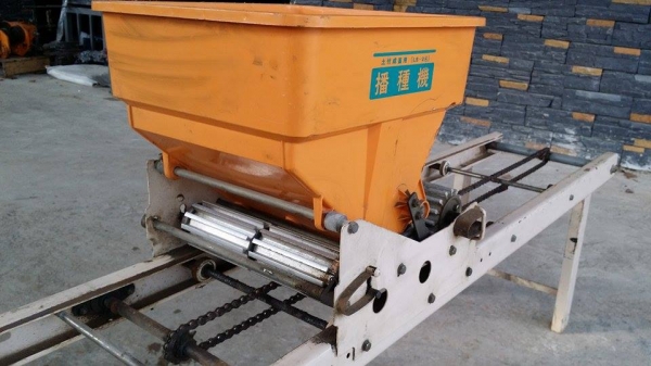 เครื่องโรยเมล็ด MINORU เก่าญี่ปุ่น ราคานี้ขายเป็นชุด คือลูกค้าจะได้ทั้ง แบบใช้มอเตอร์ขับเคลื่่อน และแบบระบบมือหมุน เครื่องโรยเมล็ด MINORU เก่าญี่ปุ่น ราคานี้ขายเป็นชุด คือลูกค้าจะได้ทั้ง แบบใช้มอเตอร์ขับเคลื่่อน และแบบระบบมือหมุน