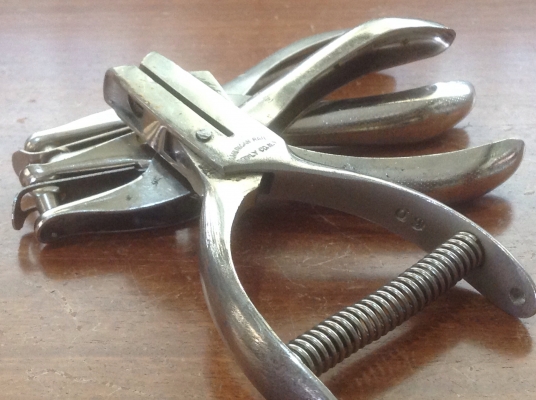 ขายตราไก่เจาะหนัง ขายตัวละ 350 บาท ยกชุด 900 บาท