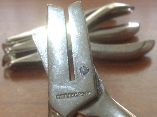 ขายตราไก่เจาะหนัง ขายตัวละ 350 บาท ยกชุด 900 บาท