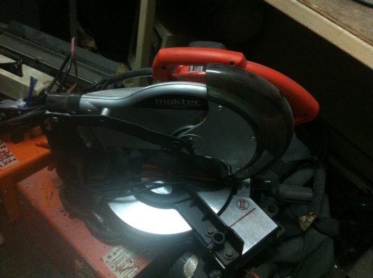 เลื่อยตัดองศา maKtec รุ่น MT230 ตัดได้หลายรูปแบบ หมุนตัดองศาได้ง่าย