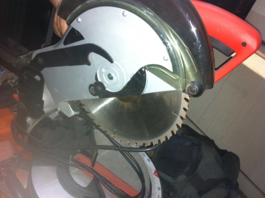 เลื่อยตัดองศา maKtec รุ่น MT230 ตัดได้หลายรูปแบบ หมุนตัดองศาได้ง่าย