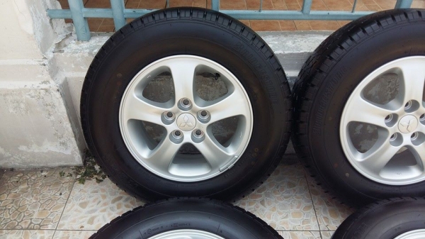 ขายล้อแม็กพร้อมยางถอดป้ายแดง triton 15" ยางปี14 สนใจติดต่อเล็กคลองสามครับ 081-3747940