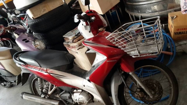 ขาย HONDA WAVE 110 i สตาร์ทมือ ปี 53 เครื่องดี ชุดสีดี มีร้อยล้มที่หน้ากากด้านบนขวา เล่มพร้อมโอน